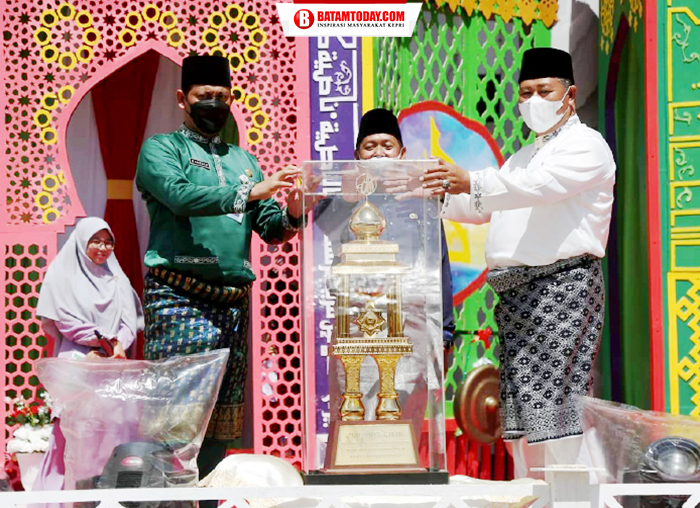 Penyerahan Piala Bergilir dari Camat Siantan Kepada Ketua Panitia Pelaksana MTQ